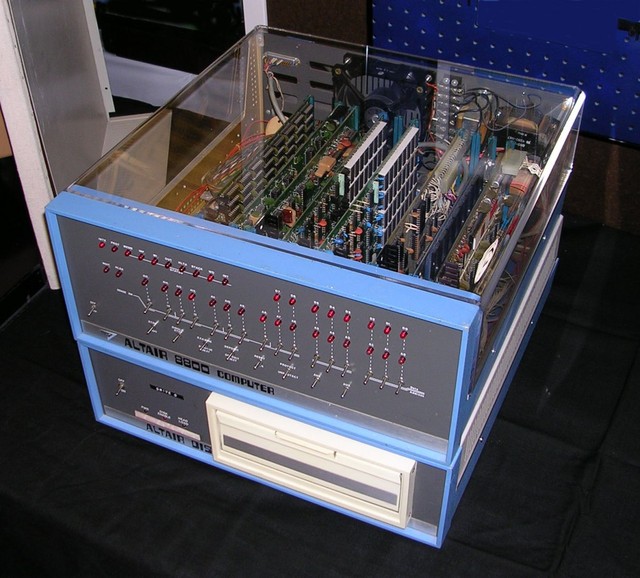 
Máy vi tính Altair 8800.
