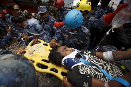 Pema Lama được nhân viên cứu hộ đưa lên mặt đất...