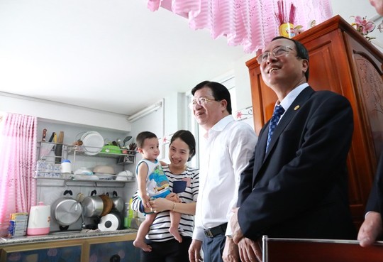 Bộ Trưởng Trịnh Đình Dũng và Chủ tịch tỉnh Bình Dương thăm hỏi cư dân trong căn hộ 30m2