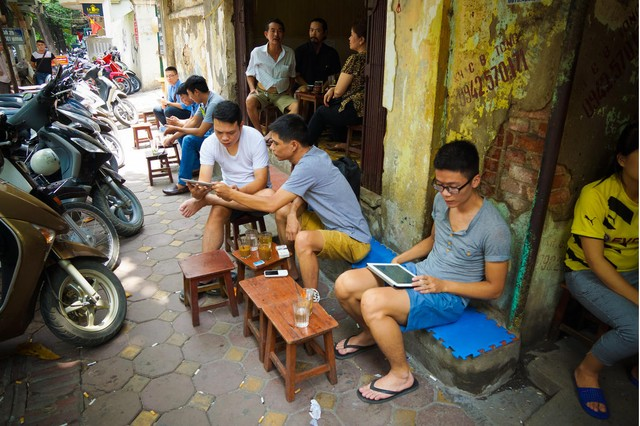 Tại một quán Cafe vỉa hè trên Phố Triệu Việt Vuơng, dễ dàng bắt gặp nhiều người sở hữu iPhone và iPad.