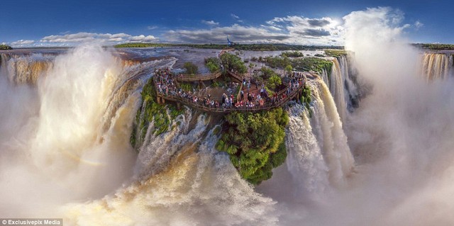 Người dân tụ tập tại một vị trí tham quan để tận mắt chứng kiến sự vĩ đại của thác nước Iguazu và những dòng nước có sức mạnh đáng kinh ngạc.