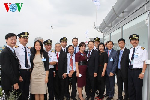 Các cán bộ, phi công của Vietnam Airlines cùng các cán bộ văn phòng tại châu Âu chụp ảnh lưu niệm tại khu của Boeing