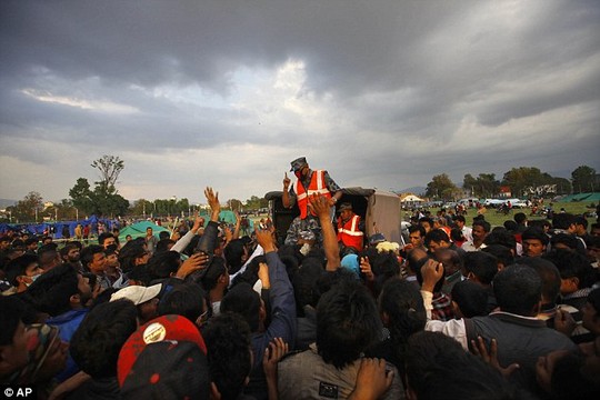 Người dân Nepal đang sốt ruột chờ cứu trợ. Ảnh: AP