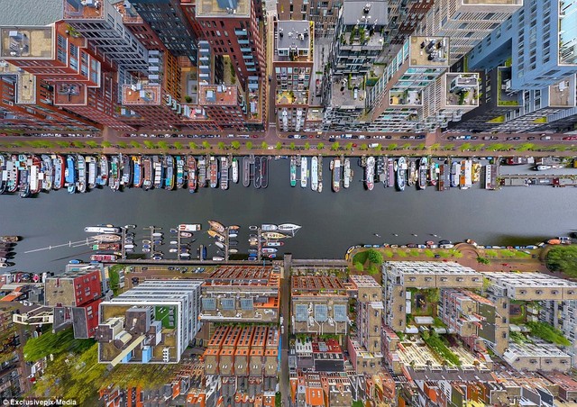 Quận Westerdok ở thủ đô Amsterdam (Hà Lan) trở nên đầy màu sắc với thuyền bè đa dạng sắc màu xếp san sát nhau trên một con kênh.