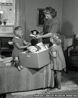 Bà mẹ này đang chỉ cho con hộp quà và các món đồ chơi được gửi đến cho em bé.