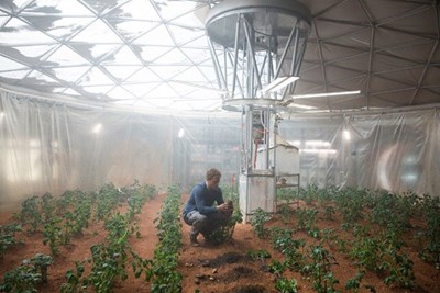 Mark tìm cách tạo ra hệ thống thủy lợi để trồng khoai tây. Nguồn: Phim The Martian.