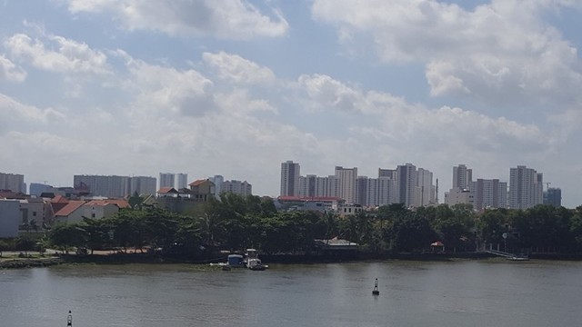 
Một góc khu Đông nhìn từ cầu Sài Gòn. 
