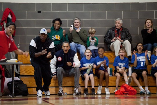 Ông Obama cổ vũ đội bóng rổ của con gái Sasha. Ảnh: AP