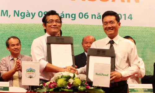 Ông Nguyễn Văn Sự, Tổng giám đốc HAGL (bên trái) bắt tay Chủ tịch HĐQT Nutifood Trần Thanh Hải (bên phải) sau khi ký kết hợp tác dự án nuôi bò ngày 9/6/2014.