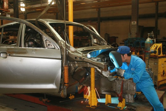 Công nhân làm việc trong nhà máy sản xuất ô tô số 1 Mê Linh (Hà Nội) Ảnh: Hà Phương