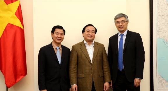 Từ trái qua: ông Nguyễn Văn Kim (Chủ tịch công ty cổ phần thương mại Nguyễn Kim), Phó Thủ tướng Hoàng Trung Hải, ông Tos Chirathivat (Tổng Giám đốc Central Group Thái Lan)