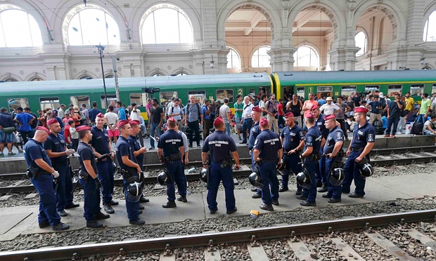 Các cảnh sát Hungary giữ trật tự cho nhà ga Keleti, Budapest. Ảnh: Laszlo Balogh/Reuters