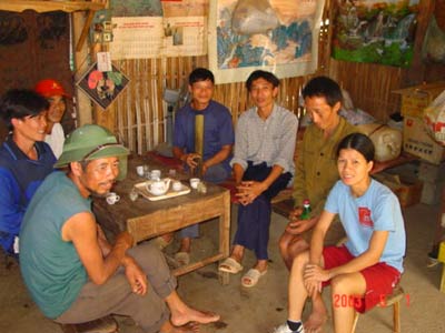 Chị Thảo gặp gỡ nạn nhân bom mìn ở Hà Giang năm 2003. Ảnh: TuanVietnam.net