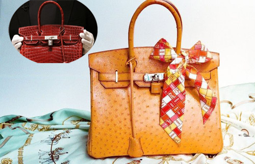 
Chiếc túi Birkin chất liệu da đà điểu (màu cam) và da cá sấu (màu đỏ đun)
