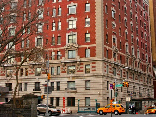 Năm 2013, căn hộ một phòng ngủ của Mark Cuban tại 257 Central Park West có giá khoảng 600.000 USD
