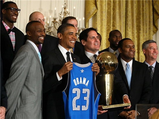 Sau khi Mavericks Dallas chiến thắng tại giải NBA, Mark Cuban đã tổ chức một chuyến đi tới Nhà Trắng để ăn mừng chức vô địch với Tổng thống Obama