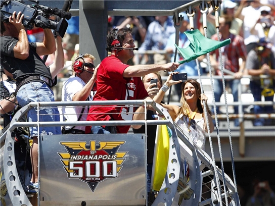 Mark Cuban chính là người vẫy lá cờ xanh khai mạc giải Indy 500 năm 2014.