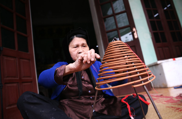 Khi khâu nhang cần khâu hết, khâu thẳng, kỵ nhất là khâu nhanh, khâu dối, vì như thế khi cháy nhang sẽ bị rơi, bị lệch so với bát nhang.