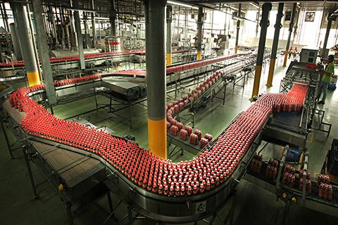 
Nhiều facebooker uy tín cho biết dây chuyền sản xuất của Coca Cola cũng tương tự như Tân Hiệp Phát. Ảnh: VTCNews.
