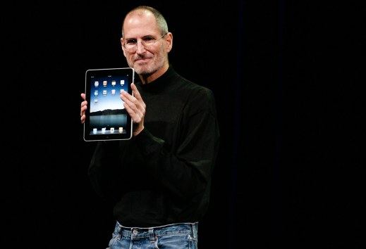 Steve Jobs giới thiệu iPad mới trong một sự kiện đặc biệt của Apple vào ngày 27/1/2010 tại San Francisco. Nguồn ảnh: Ryan Anson