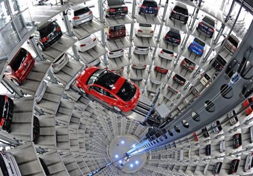Chiếc Volkswagen Beetle đang được nâng lên bên trong một bãi đỗ xe tự động