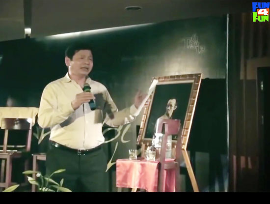 Chủ tịch FPT Trương Gia Bình hát Diễm xưa bằng cách bắt chước chất giọng đặc biệt của 4 ca sĩ nổi tiếng là Đàm Vĩnh Hưng, Lam Trường, Bằng Kiều và Khánh Ly. Ảnh cắt từ clip nội bộ Fun4Fun của FPT.
