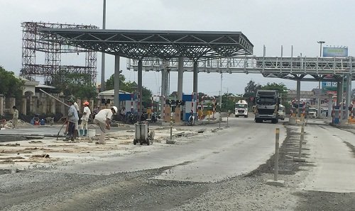
Trạm thu phí đường hầm Phước Tượng - Phú Gia đang được xây dựng. A.S
