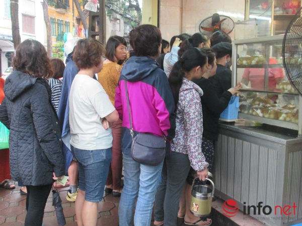 
Người Hà Nội xếp hàng từ sáng sớm để mua bánh
