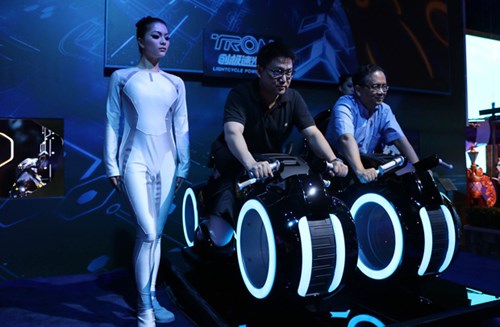 
Khách hàng trải nghiệm cảm giác ngồi trên chiếc xe được thiết kế theo phong cách phim Tron sẽ được sử dụng cho dịch vụ tàu lượn siêu tốc ở Disneyland Thượng Hải. Nguồn: Getty Images
