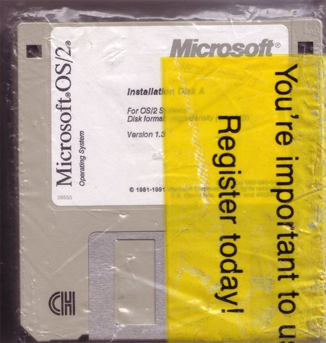 
Trước khi Windows trở thành hiện tượng, Microsoft đã kí hợp đồng với IBM để tạo ra một hệ điều hành với tên gọi OS/2. Tôi tin OS/2 được hướng đến để trở thành hệ điều hành quan trọng nhất, Bill Gates phát biểu năm 1987.
