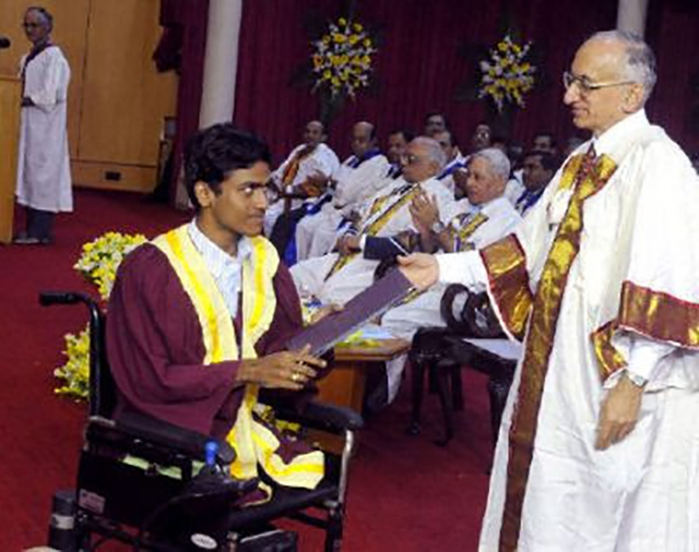 Naresh vinh dự nhận bằng tốt nghiệp từ Học viện Công nghệ Ấn Độ IIT.