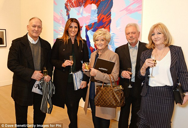 
Gia đình Beckham cũng tới ủng hộ cựu danh thủ người Anh. Dễ nhận thấy ông bà Ted - Sandra đi cùng cô em gái của David, Joanne. Đứng bên cạnh bố mẹ ruột của Beckham là gia đình thông gia, Tony và Jackie Adams.
