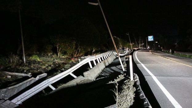 
Nhiều tuyến đường trọng điểm bị phá huỷ bởi động đất khiến khả năng di chuyển của người dân Kumamoto bị hạn chế. (Ảnh: Getty Images)
