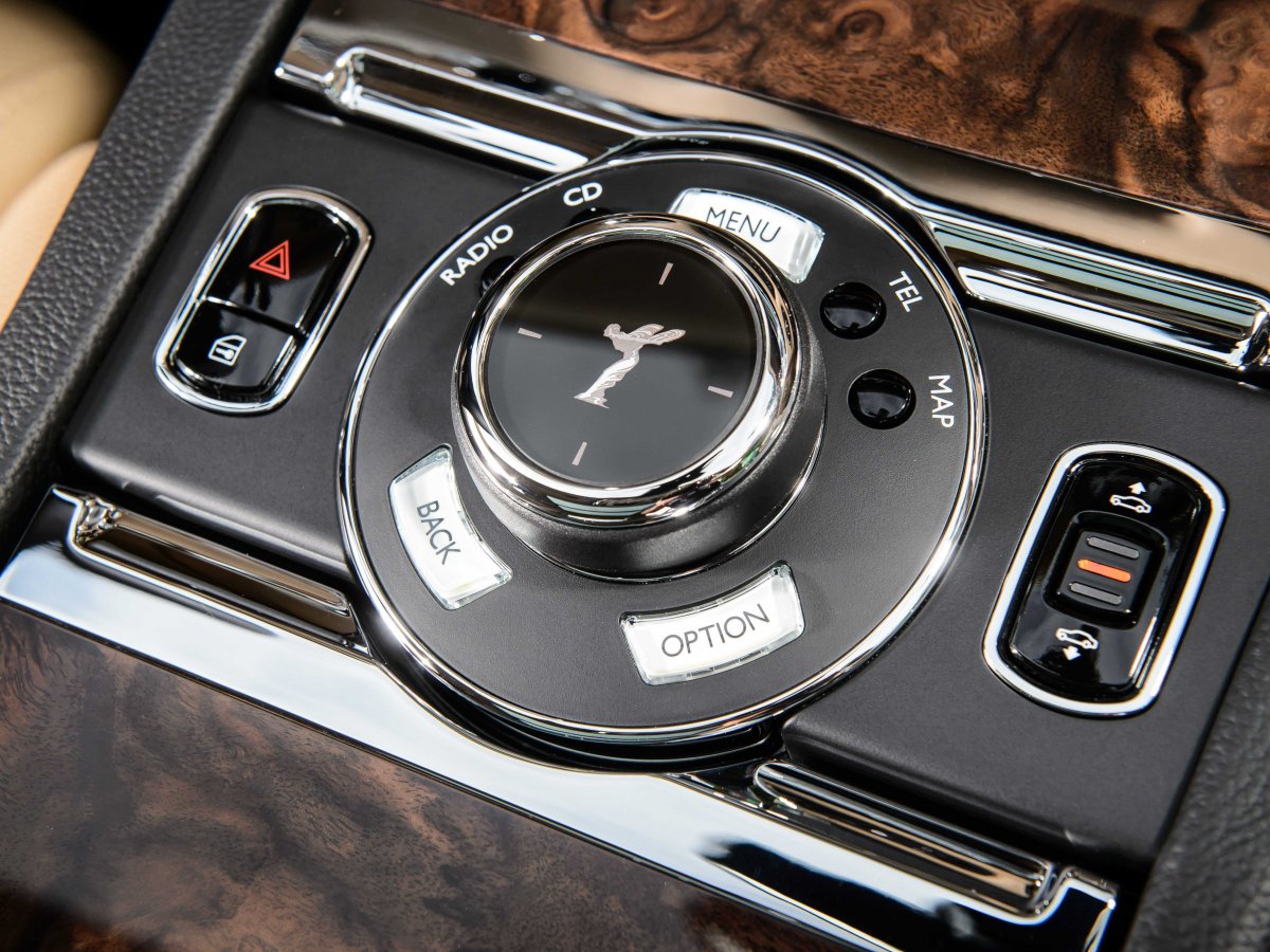 
Là một thương hiệu con của BMW, tất cả những chiếc Rolls-Royce đều được trang bị hệ thống thông tin-giải trí BMW iDrive.
