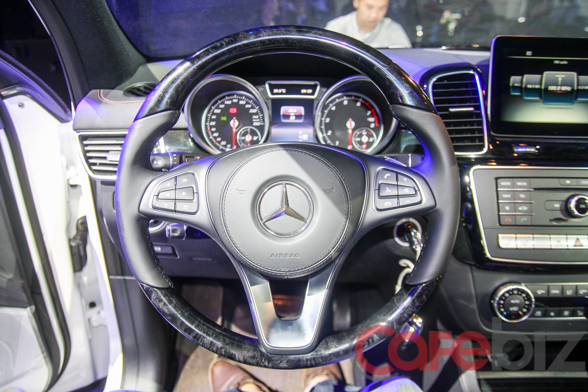 
Kiểu vô-lăng với chất liệu gỗ, nhôm và da cũng dễ dàng được bắt gặp trên các mẫu Mercedes-Benz mới.
