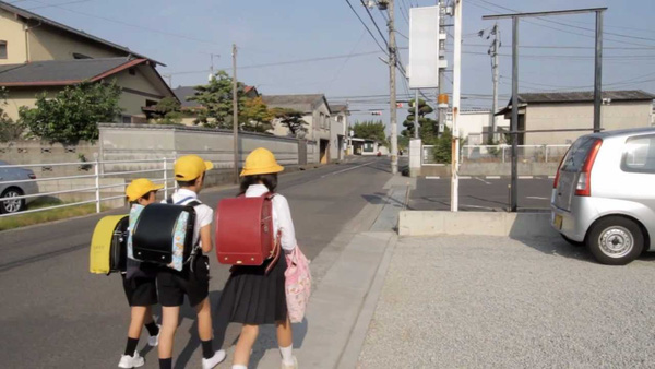  Cho dù thời tiết có khắc nghiệt như thế nào, mưa, tuyết hay nắng thì học sinh ở Nhật vẫn duy trì các hoạt động vui chơi, đi dạo, vận động ngoài trời như thế này. 