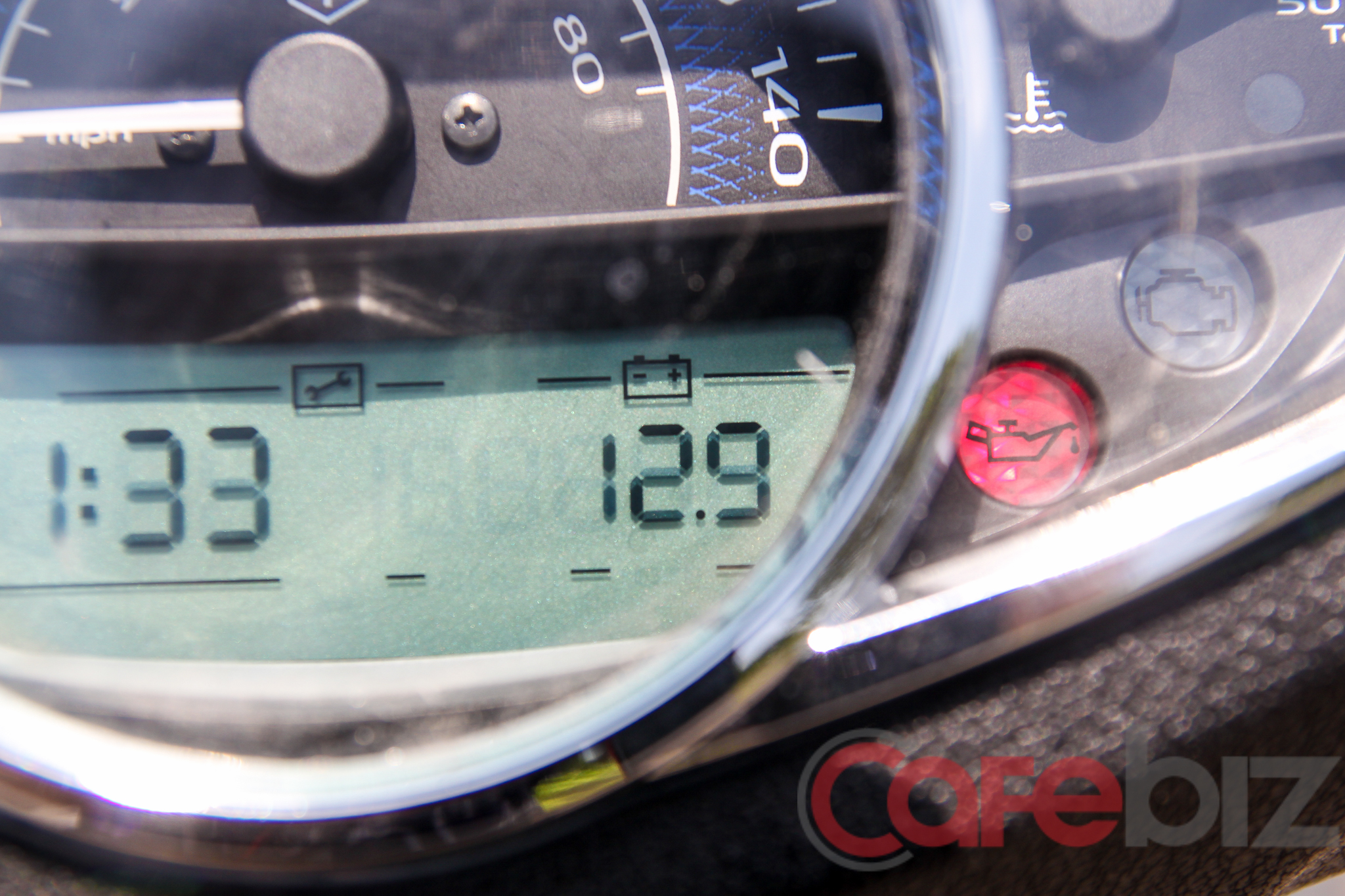 
Phần đồng hồ điện tử của Medley cũng có khả năng hiển thị thú vị hơn với các thông số: hiệu điện thế ắc quy, nhiệt độ ngoài trời, các quãng đường đi được.
