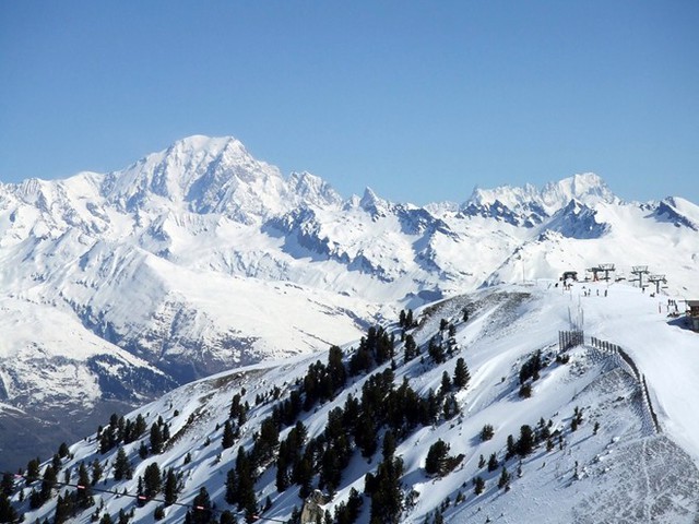 Dãy Alpes  nổi tiếng là dãy núi cao và lớn nhất Châu Âu và thưởng xuyên bao phủ bởi băng tuyết.