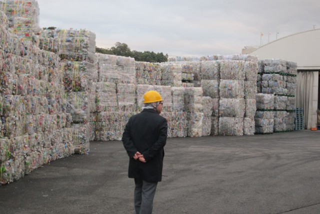 Hàng ngày, một lượng lớn vỏ chai nhựa được cho vào thùng rác. Ô nhiễm chất thải rắn trở thành một vấn đề của nhiều thành phố. Tuy nhiên, ở thành phố Kawasaki (Nhật), Công ty Pet Refine Technology (PRT) lại đang ăn nên làm ra nhờ việc gom rác thải và chế biến thành vật liệu tái sinh.</p></div><div></div></div><p> </p><p>