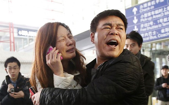 Người thân của một hành khách trên chuyến bay MH370 của Malaysia Airlines òa khóc tại sân bay quốc tế Bắc Kinh, Trung Quốc hôm 8/3 khi nhận được tin chuyến bay bị mất liên lạc. Mang theo 239 người, chuyến bay này đã biến mất đầy bí ẩn, đến nay vẫn chưa tìm ra tung tích.</p></div><div></div></div><p> </p><p>Mất 2 máy bay Boeing 777 trong 1 năm, Malaysia Airlines trở thành một trong những hãng hàng không “đen” nhất trong lịch sử. Cùng với đó, với nhiều vụ rơi máy bay liên tiếp xảy ra, năm 2014 cũng trở thành một trong những năm “đáng quên” nhất của ngành hàng không thế giới - Ảnh: Reuters.