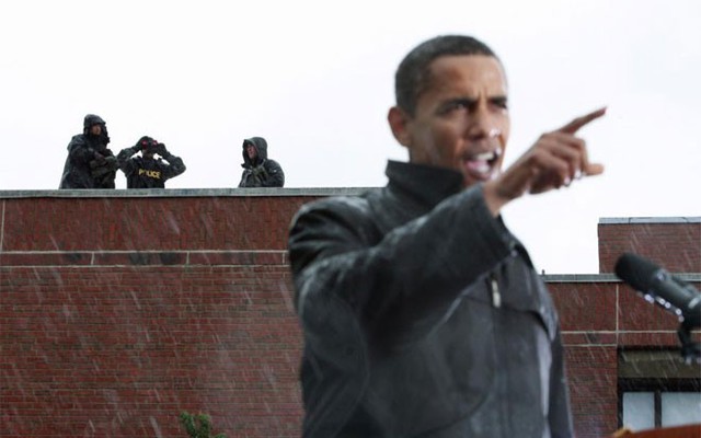 Ứng cử viên Tổng thống của đảng Dân chủ Barack Obama được Mật vụ bảo vệ khi đang phát biểu tại Đại học Widener ở bang Pennsylvania hôm 28/10/2008.