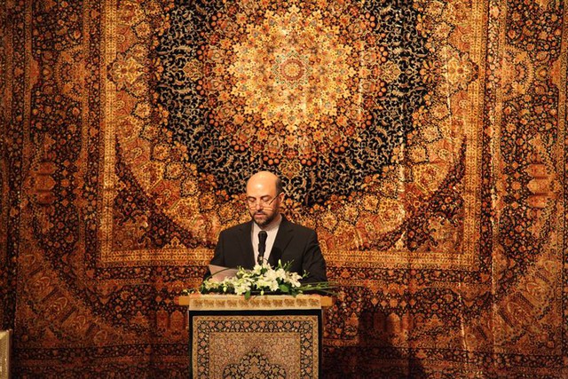 Ngài Hossein Alvandi Behineh, Đại sứ Nước Cộng hòa Hồi giáo Iran tại Việt Nam. Phía sau ngài Đại sứ là chiếc thảm trị giá 2 triệu USD.