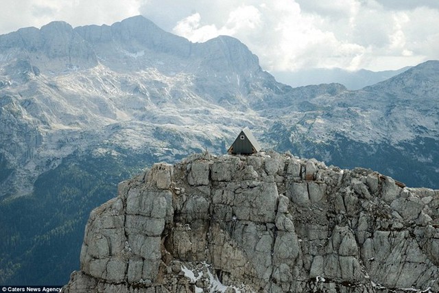  Nhưng trước khi đến được đây và thư dãn trong khách sạn này, du khách phải vượt qua một quãng đường gian nan là chinh phục các ngọn núi trên dãy Alpes, đặc biệt là ngọn núi  Foronon Buinz (Ý).