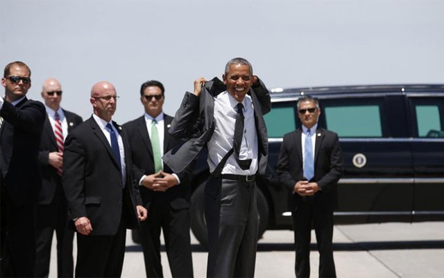 Ông Obama được bảo vệ bởi các nhân viên Mật vụ trước khi lên chiếc Không lực số 1 hôm 9/7/2014.