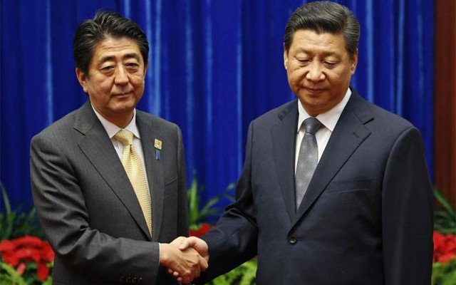 Cái bắt tay lạnh giá của Chủ tịch Trung Quốc Tập Cận Bình với Thủ tướng Nhật Bản Shinzo Abe trong cuộc gặp giữa hai nhà lãnh đạo trong dịp diễn ra hội nghị thượng đỉnh Diễn đàn Hợp tác kinh tế châu Á-Thái Bình Dương ở Bắc Kinh hôm 10/11/2014. Tham vọng của Trung Quốc trên Biển Đông và biển Hoa Đông đã làm xấu đi mối quan hệ giữa nước này với các nước láng giềng trong năm nay - Ảnh: Reuters.