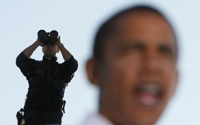 Mật vụ Mỹ bảo vệ cho ứng cử viên Tổng thống của đảng Dân chủ Barack Obama tại một cuộc vận động tranh cử ở Philadelphia hôm 11/10/2008.