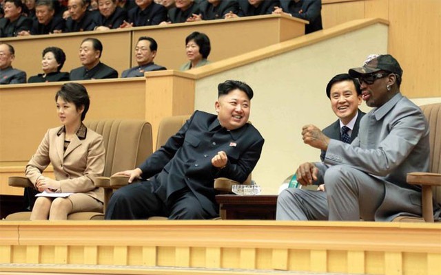 Nhà lãnh đạo Triều Tiên Kim Jong Un và cựu ngôi sao bóng rổ Mỹ Dennis Rodman cùng xem một trận đấu bóng rổ hữu nghị giữa các cựu cầu thủ giải nhà nghề Mỹ (NBA) và các cầu thủ Triều Tiên. Trận đấu diễn ra tại sân vận động trong nhà ở thủ đô Bình Nhưỡng hôm 9/1/2014.</p></div><div></div></div><p> </p><p>Tuy nhiên, “ngoại giao bóng rổ” đã không giúp cho quan hệ giữa Triều Tiên và Mỹ có được sự cải thiện đáng kể trong năm nay. Mới đây, Mỹ tố Triều Tiên đứng sau vụ tấn công mạng nhằm vào hãng phim Sony Pictures, song Bình Nhưỡng phủ nhận cáo buộc này - Ảnh: Reuters.