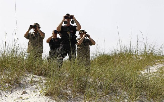 Nhân viên Mật vụ Mỹ làm nhiệm vụ bảo vệ ông Obama ở Pensacola, Florida hôm 15/6/2010.