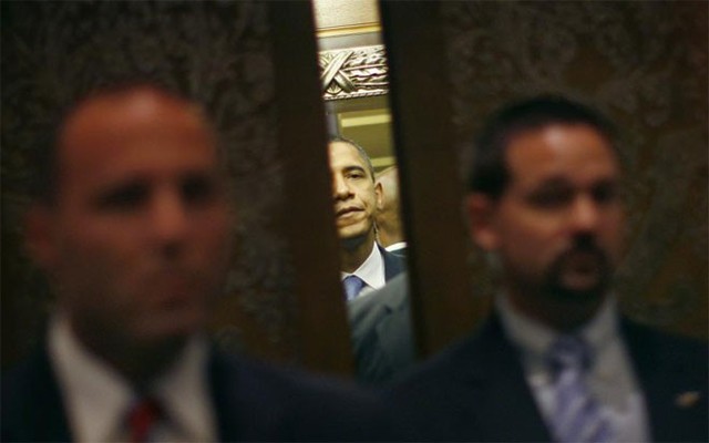 Hai nhân viên Mật vụ Mỹ đứng bảo vệ ứng cử viên Tổng thống của đảng Dân chủ Barack Obama khi ông vào thang máy trong một khách sạn ở Berlin hôm 24/7/2008.
