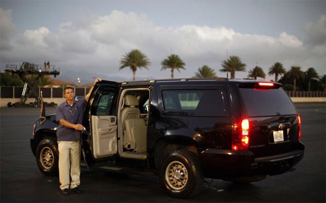 Một nhân viên Mật vụ Mỹ giữ cửa xe cho Tổng thống Obama khi ông tới căn cứ không quân Hickam ở Hawaii hôm 23/12/2011.